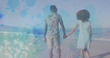 Sahilde yürüyorlar, renkli boya sıçramalarıyla el ele tutuşuyorlar. Romantik, aşk, tatil, yaratıcılık, canlı, soyut