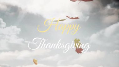 Düşen sonbahar yaprakları bulutlu gökyüzü animasyonuna karşı Mutlu Şükran Günleri metni. Yapraklar, kutlamalar, tatiller, selamlar