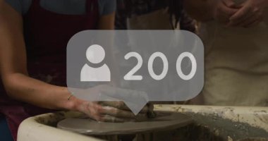 Çömlek çarkında kil şekillendirme, sanatçı 500 takipçi animasyon bildirimi alıyor. Seramik, el işi, yaratıcılık, sosyal medya, zanaatkar, el yapımı