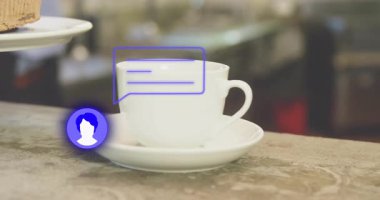 Beyaz fincan çay tabağında, elinde pasta için uzanan simge animasyonuyla. Çay, kahve, tatlı, atıştırmalık, iletişim, teknoloji