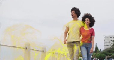 Birlikte yürürken, sarı renkli animasyon efektleriyle çevrili çift okul koridorunda. İlişki, birliktelik, dijital efektler, işbirliği, ortaklık, eğitim