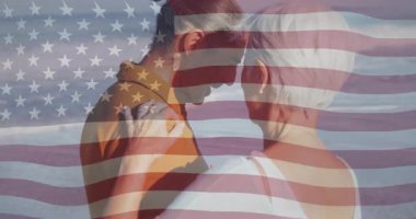 Kucaklaşan, Amerikan bayrağıyla örtüşen iki insan, birlik animasyonu hissi yaratıyor. Vatanseverlik, birliktelik, çeşitlilik, ortaklık, dostluk, milliyet