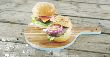 Sosyal medya simgelerinin canlandırılması, tahta tahtada iki hamburger. Fast food, abur cubur, sosyal ağ, dijital pazarlama, iletişim, barbekü