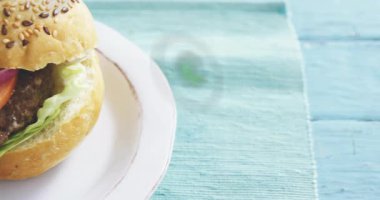 Dijital animasyon elementleri yerine marul, domates ve soğanlı sulu burger. Yemek, hamburger, lezzetli, gurme, fast food, aşçılık.