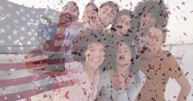 Konfeti ve animasyonla kutluyorlar, ellerinde Amerikan bayrağı olan bir grup arkadaş. Kutlama, vatanseverlik, dostluk, birlik, çeşitlilik, şenlik