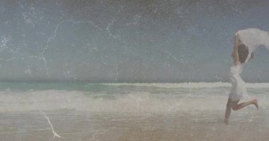 Sahilde koşan, beyaz elbiseli, animasyonlu ve desenli bir kadın. Özgürlük, hareket, tasasız, okyanus, yaz mevsimi