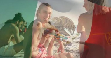 Sahilde, Meksika bayrağı taşıyan genç insanlar canlı güneş ışığı animasyonlarıyla örtüşüyor. Tatil, seyahat, kutlama, arkadaşlar, yaz, okyanus