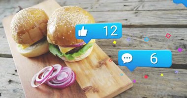 Sosyal medya animasyonlu hamburgerler ve tahta tahtada yorum simgeleri. Gıda, fast food, katılım, çevrimiçi, pazarlama, dijital