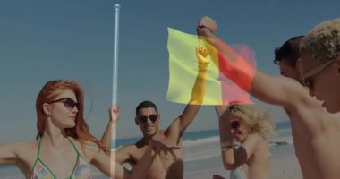 Kumsalda dans etmek, renkli bayraklar tutan arkadaşlar, açık gökyüzünün altında animasyonun tadını çıkarmak. Kutlama, tatil, günbatımı, özgürlük, birliktelik, bayrak