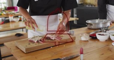 Eti otlarla tatlandırmak, şef mutfağa animasyon katarak yemek hazırlamak. Mutfak, yemek, gastronomi, hazırlık, gurme, mutfak.