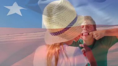 Sahilde, iki çocuk Şili bayrağı animasyonuyla komik suratlar yapıyor. yaz, tatil, neşeli, aile, seyahat, kutlama