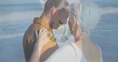 Sahilde kucaklaşan, Guatemala bayrağı animasyonu olan yaşlı çift. Aşk, romantizm, birlik, milliyetçilik, açık hava