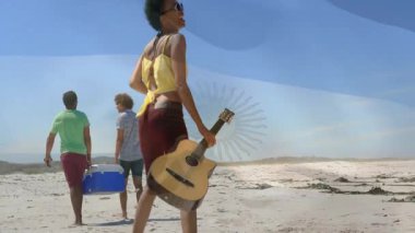 Gitar ve soğutucu taşıyan insanlar, plajda Arjantin bayrağı animasyonuyla yürüyorlar. Tatil, seyahat, kutlama, müzik, eğlence, çok kültürlü
