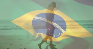 Sahilde yürüyen, Brezilya bayrağı animasyonu silueti ile örtülü biri. Seyahat, vatanseverlik, tropik, tatil, tatil, sahil