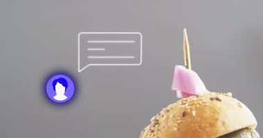 Sohbet ikonu ve konuşma baloncuğu gösteren turşu ve soğanlı hamburger animasyonu. Fast food, çizgi film, illüstrasyon, dijital sanat, iletişim, mesajlaşma