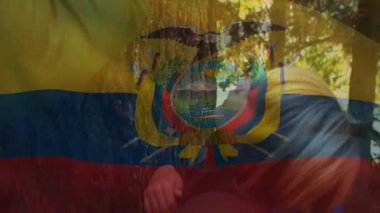 Ekvador bayrağı animasyonu ağaç gövdesini doğal ortamda kaplıyor. Doğa, vatanseverlik, ulusal, sembolizm, açık hava, orman