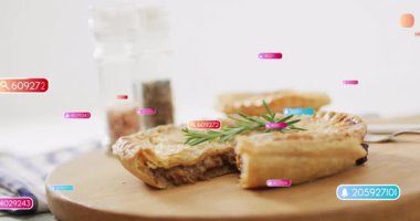 Uçan renkli veri etiketli ahşap tahtanın üzerindeki lezzetli turtalar animasyon. Gıda, aşçılık, bilgi, dijital, yükselme, diyagram