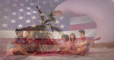 Sahilde oturuyorlar, Amerikan bayrağı animasyonu üstüste dizilmiş bir grup arkadaş. Vatanseverlik, tatil, kıyı şeridi, tatil, özgürlük, yaz