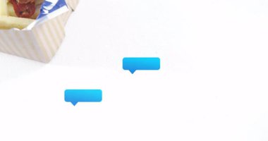 Üstünde mavi sohbet baloncukları olan hamburger ve patates kızartması animasyonu. Fast food, sohbet, iletişim, dijital, çizgi film, tartışma