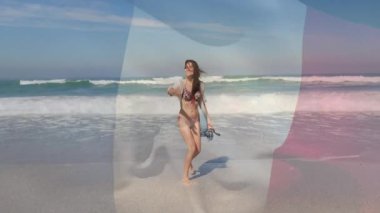 Sahilde koşmak, arka planda okyanus dalgaları olan bir kadın. Egzersiz, spor, yaşam tarzı, koşu, deniz kenarı, tatil