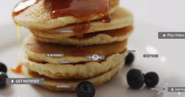 Şerbetli ve yaban mersinli krepler, üstünde animasyon uyarıları var. Kahvaltı, yemek, tatlı, tatlı, sabah, lezzetli