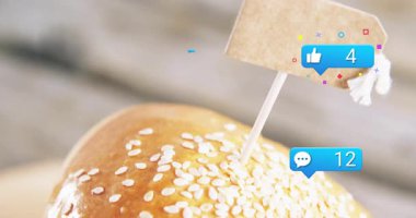 Sosyal medya ikonlarının yer aldığı hamburger animasyonu beğenileri, yorumları, takipçileri gösteriyor. Fast food, sosyal ağ, etkileşim, katılım, dijital pazarlama, markalaşma