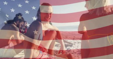Sahilde dinlenen, Amerikan bayrağıyla gülümseyen insanlar animasyon yapıyor. Tatil, vatanseverlik, tatil, deniz kenarı, özgürlük, tatil