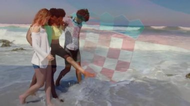 Hırvat bayrağı animasyonu ile plaj boyunca yürüyen bir grup arkadaş. Turizm, arkadaşlık, seyahat, tatil, tatil, kıyı şeridi