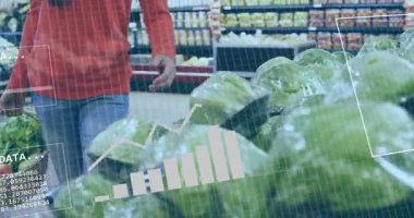 Markette, marul alırken verileri analiz eden kişi. analitik, süpermarket, teknoloji, sebze, üretim, bakkaliye