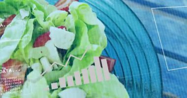 Mavi zemin üzerinde veri işleme animasyonu olan marul ve çilekler. Teknoloji, tarım, yapay zeka, yenilik, kaplama, gıda