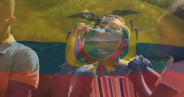 Ekvador bayrağı animasyonuyla baloncuklar çıkarmak, dışarıda toplanan insanlar. Kutlama, ulusal gurur, birlik, eğlence, etkinlik, festival