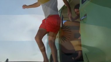 El ele tutuşan çift, Arjantin bayrağı animasyon kaplamalı minibüsün yanında. Seyahat, macera, romantizm, vatanseverlik, özgürlük, keşif