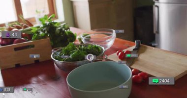 Mutfak tezgahında taze sebzeler ve yüzen sosyal medya ikonları. Beslenme, sağlıklı, yemek pişirme, teknoloji, dijital, bağlantı