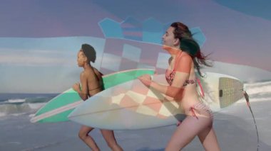 Sahilde koşan, üzerinde Hırvat bayrağı olan sörf tahtaları taşıyan iki kadın. Sörf, okyanus, yaşam tarzı, yaz, aktif, dinlenme