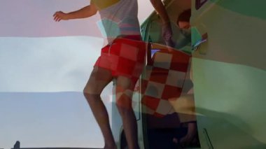 Minibüsün yanında el ele tutuşan, Hırvat bayrağı şeklinde animasyonu olan çift. Yolculuk, seyahat, macera, takım çalışması, uluslararası, jest