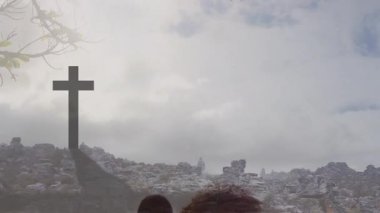 Bulutlu gökyüzünün altındaki kayalık arazinin üzerinde animasyon efektiyle çapraz gölge oluşturur. dramatik, doğa, manzara, bulutlu