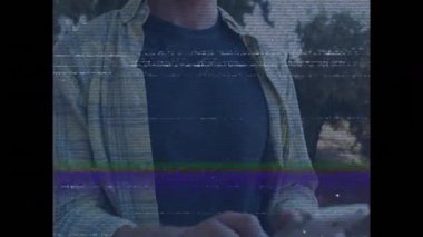 Dışarıda duran, animasyon dijital arıza efektli bir adam sahneyi örtüyor. Teknoloji, fütüristik, multimedya, yenilik, yaratıcı, soyut