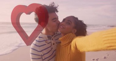 Sahilde selfie çeken, arka planda kalp animasyonu olan bir çift. Tatil, seyahat, romantizm, aşk, yaz, okyanus