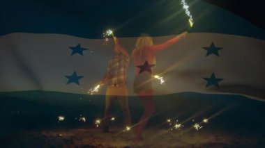 Havai fişeklerle kutlama, elinde Honduras bayrağı olan insanlar, neşeli animasyon yaratıyorlar. Kutlama, vatanseverlik, bağımsızlık, şenlik, neşe, birlik