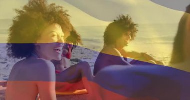 Sahilde dinlenen, animasyonu olan insanlar canlı bir atmosfer yaratıyorlar. Tatil, boş zaman, tropikal, rahatlama, okyanus, çizimler