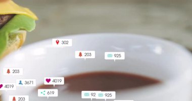 Hamburgerin sosyal medya bilgilendirme simgeleriyle etrafta dolaştığını gösteren animasyon. Fast food, çizgi film, bildirim, dijital, iletişim, etkileşim