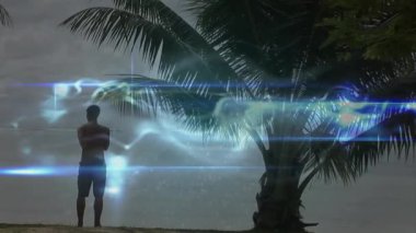Palmiye ağacının yanında duran adam gökyüzündeki soyut ışık desenlerini gözlemliyor. Tropik, tatil, dinginlik, dijital sanat