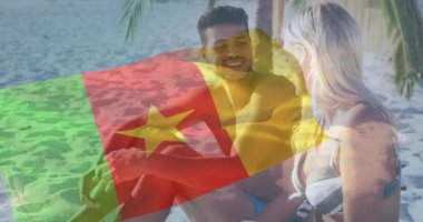 Kumsalda dinlenen, güneşli animasyon ortamında kamerun bayrağı taşıyan çift. Tatiller, deniz kenarı, tropikal, rahatlama, boş zaman, animasyon