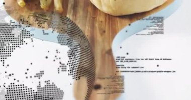 Dijital veri animasyonunun üzerine pastırmalı hamburger ve tahta üzerinde patates kızartması. Fast food, teknoloji, gastronomi, hoşgörü, beslenme