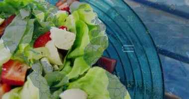 Dijital veri işleme animasyonu taze salata malzemelerini masanın üzerine koyuyor. Teknoloji, yenilik, sağlıklı, beslenme, modern, yaşam tarzı