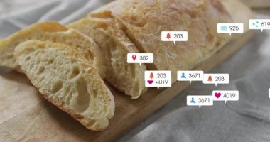 Tahta tahtada dilimlenmiş ekmek ve yüzen sosyal medya simgeleri. Fırın, kahvaltı, iletişim, teknoloji, ağ, dijital