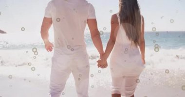 Baloncuklu animasyon örtüsüyle kumsalda el ele yürüyen çift. Romantizm, birliktelik, aşk, gezinti