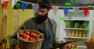 Elinde dijital veri animasyonu olan domates sepeti tutan bir adam. Tarım, tarım, hasat, dijital teknoloji, yenilik, üretim