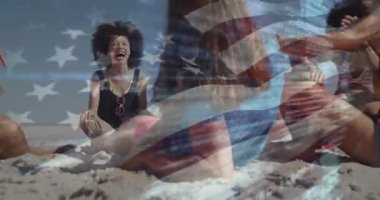 Amerikan bayrağı, plaj gününde eğlenen insanlarla örtüşüyor. Vatanseverlik, yaz, tatil, kutlama, açık hava, arkadaşlar