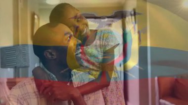 Baba ve çocuk, Ekvador bayrağı animasyonuyla kucaklaşıyorlar. Aile, bağlılık, vatanseverlik, aşk, birliktelik, birlik